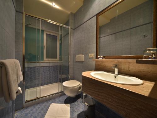 Hotel Doro City, Тирана (фото 8)