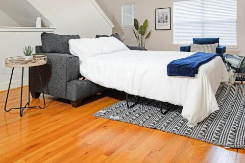 Spacious 2bdrm Townhouse w/2 car enclosed garage near Astrodome, Downtown HTown, and Medical Ctr