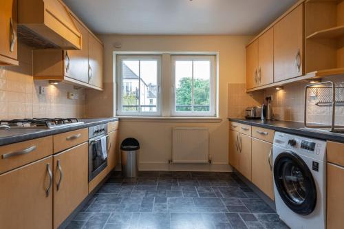Homely 2 Bedroom Flat Close to Central Edinburgh