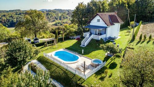 Odisea Hill House - Modern Holiday Home with swimming pool, sauna, jacuzzi, WiFi and 2 bedrooms, near Varazdin