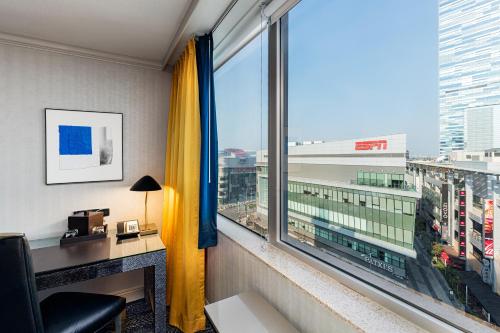 E-Central Downtown Los Angeles Hotel Room Type - Suite