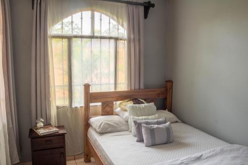 Guestroom, Tico House Bed & Breakfast in Turrialba