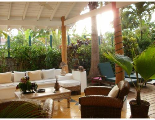 ระเบียง/ชานเรือน, Charming Caribbean style villa near superb beach in ลาส เทอเรนาส
