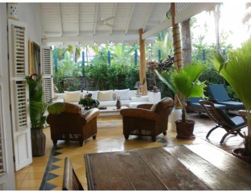 ระเบียง/ชานเรือน, Charming Caribbean style villa near superb beach in ลาส เทอเรนาส