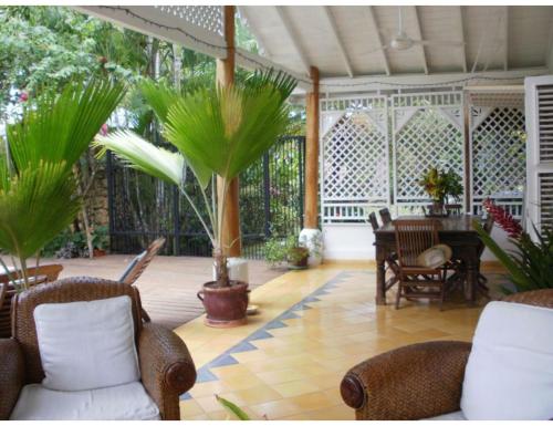 ระเบียง/ชานเรือน, Charming Caribbean style villa near superb beach in ลาส เทอเรนาส
