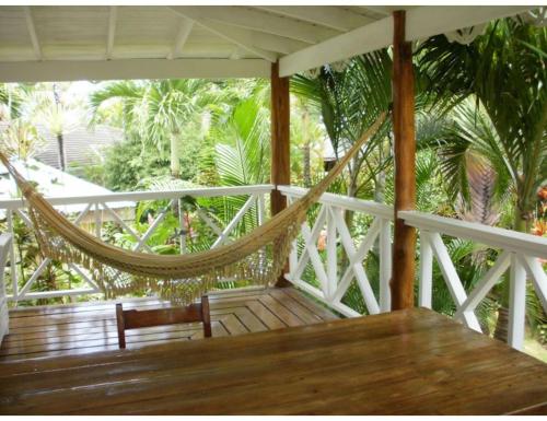 Charming Caribbean style villa near superb beach in ลาส เทอเรนาส