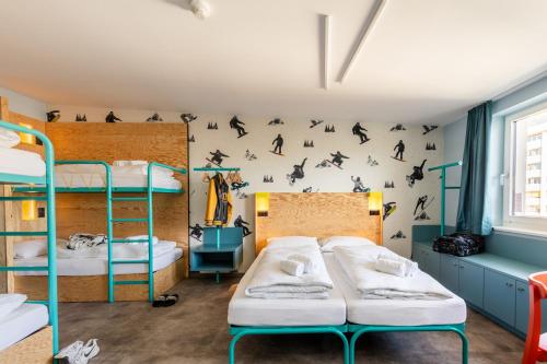 2 twin beds