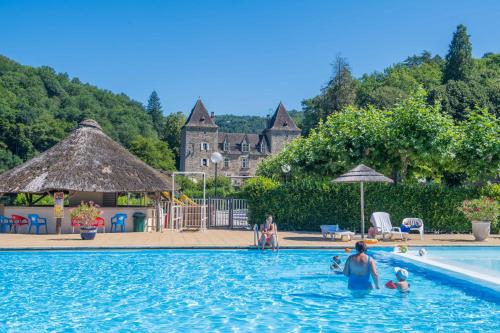 Peldbaseins, Camping Le château du gibanel (Camping Le chateau du gibanel) in Savignac-Ledrier