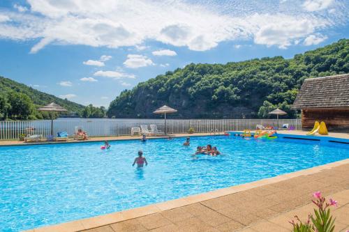 Peldbaseins, Camping Le château du gibanel (Camping Le chateau du gibanel) in Savignac-Ledrier