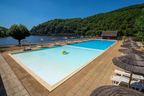 Peldbaseins, Camping Le château du gibanel (Camping Le chateau du gibanel) in Savignac-Ledrier