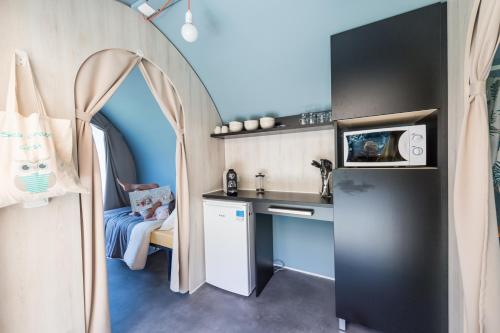 virtuve, Camping Le château du gibanel (Camping Le chateau du gibanel) in Savignac-Ledrier