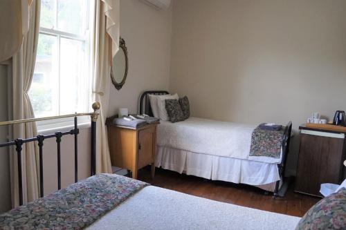Wisemans Inn Room Type - Twin Room with Shared Bathroom