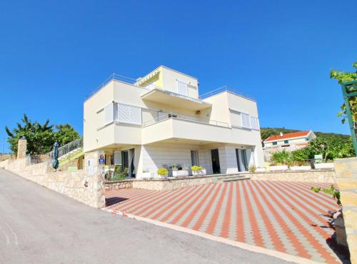  Apartments Gusti in Drače