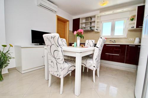 Apartments Gusti - image 10
