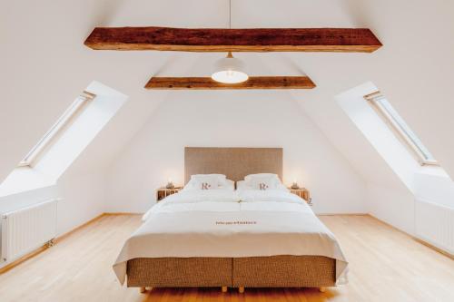 2 king beds, 1 sofa bed