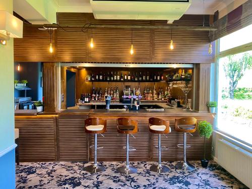 Anchorage Hotel - image 11