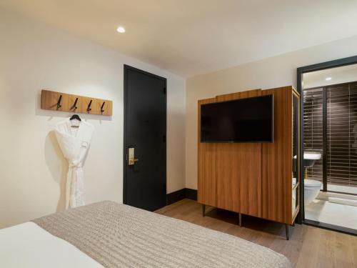 Studio Queen room in The Moore New York City a Member of Design Hotels