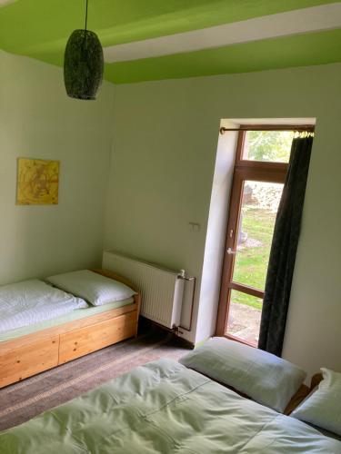 1 double bed, 1 twin bed