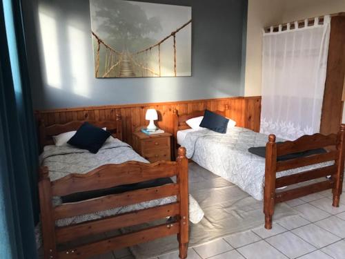 2 twin beds