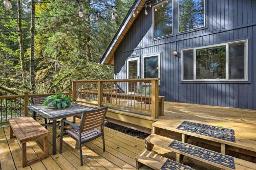 Cabin with Hot Tub about 18 Mi to Mt Baker Ski Area!