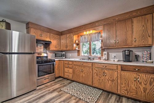 Cozy Goshen Farmhouse ~ 9 Mi to Amish Acres in Nappanee (Indiana)