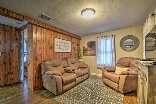 Cozy Goshen Farmhouse ~ 9 Mi to Amish Acres in Nappanee (Indiana)