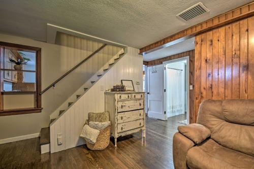 Cozy Goshen Farmhouse ~ 9 Mi to Amish Acres in Nappanee (Indiana)