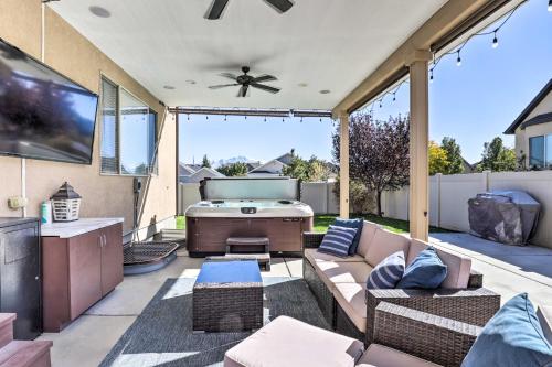 Family-Friendly Home with Theater, 24 Mi to SLC in เซาท์ จอร์แดน (UT)
