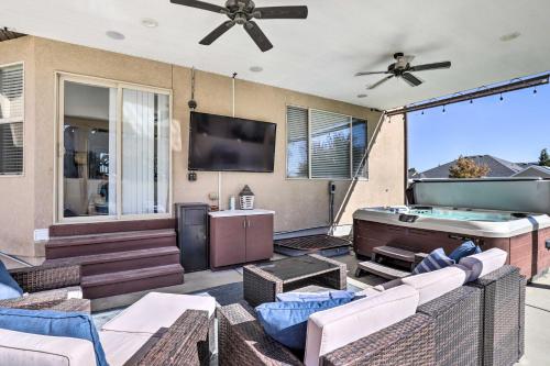 Family-Friendly Home with Theater, 24 Mi to SLC in เซาท์ จอร์แดน (UT)