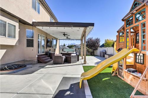Family-Friendly Home with Theater, 24 Mi to SLC in เซาท์ จอร์แดน (UT)