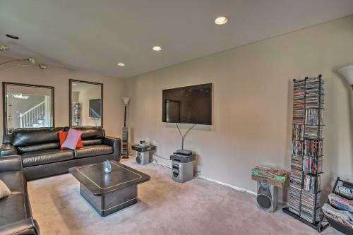 53 Mi to MetLife! Jersey Home w/ Hot Tub & Pool! in Howell