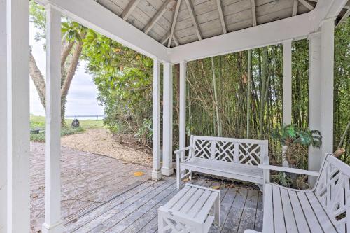 Beachfront Urbanna Home with Gas Grill and Deck!