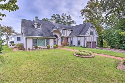 Beachfront Urbanna Home with Gas Grill and Deck!