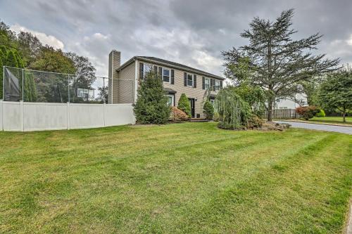 53 Mi to MetLife! Jersey Home w/ Hot Tub & Pool! in Howell