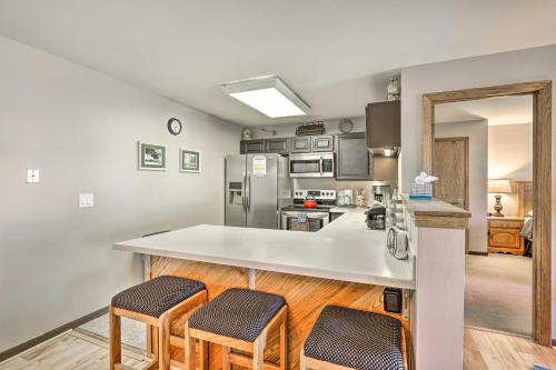 Silverthorne Condo: New Pool & Hot Tub + Fireplace, Silverthorne (foto 8)