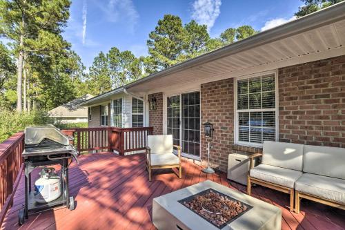 Rustic Pinehurst House with Fire Pit and Game Room in Pinehurst, USA