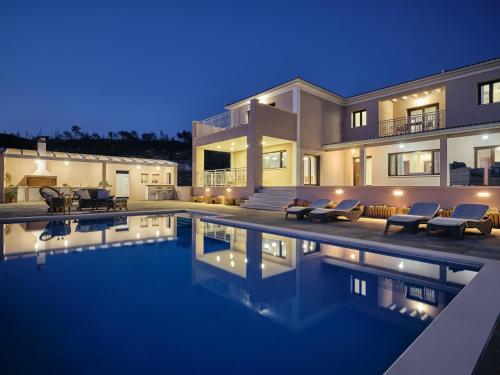 숙소 외관, Karousa Villa - A luxury retreat with stunning views, by Zantewize in 아나포니트리아