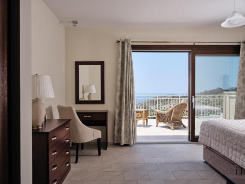발코니/테라스, Karousa Villa - A luxury retreat with stunning views, by Zantewize in 아나포니트리아