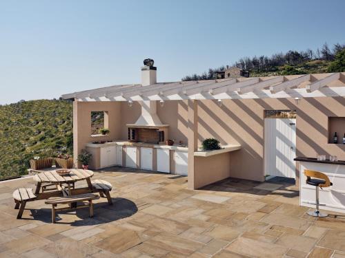 숙소 외관, Karousa Villa - A luxury retreat with stunning views, by Zantewize in 아나포니트리아