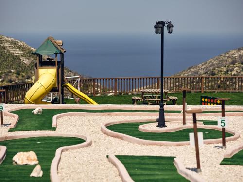 놀이터, Karousa Villa - A luxury retreat with stunning views, by Zantewize in 아나포니트리아