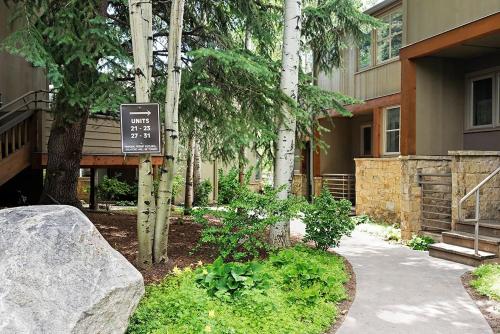 New Listing West End Jewel - Steps to bus to 4 ski areas 4860