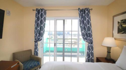 John's Pass Hotel - Brand New Property Fully Remote in Madeira Beach
