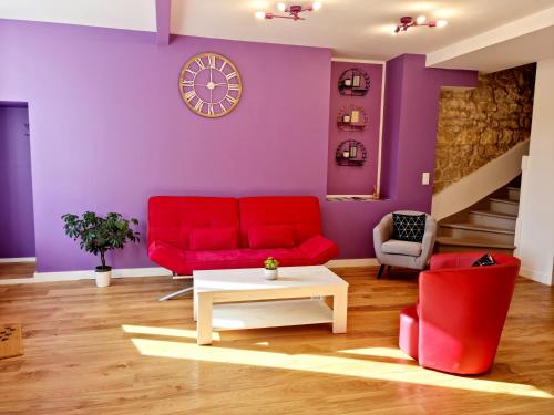 Grande maison de ville rénovée avec cour et fibre gîte à louer Vœuil-et-Giget