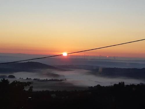 Kilátás, Ferienloft Ottos Werkstatt mit Saunafass in Dannenfels