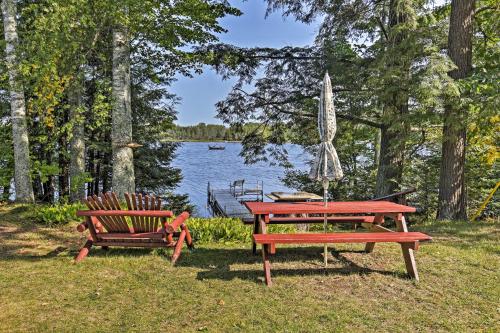 Cozy Lakefront Cabin with Indoor Gas Fireplace! - Mercer