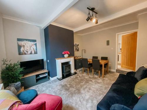 LITTLE RED HOLIDAY HOME - 2 Bed House with Free Parking within West Yorkshire, local access to the Peak District - Halifax