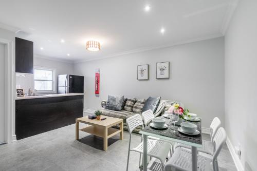 Newly Renovated - Modern 3BR Apartment - Trinity Bellwoods!