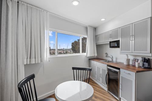 Kitchen, Sea Harbor Hotel - San Diego in Roseville-Fleet Ridge