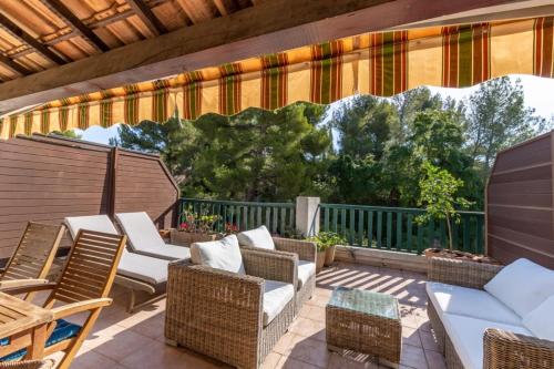 Nice Apt For 4 With Terrace And Pool - Location saisonnière - Bandol
