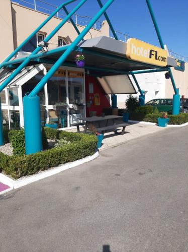 hotelF1 Calais Coquelles - image 11